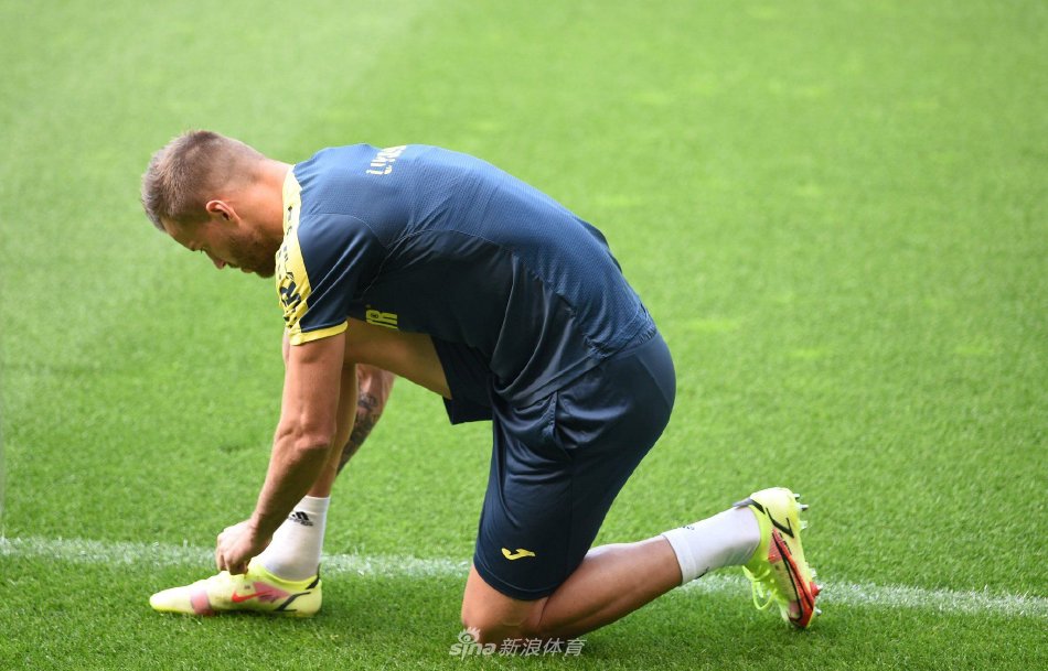 新任主教练塞尔希·雷布罗夫在训练中亲自示范战术跑位，神情专注，队员们认真聆听指导。