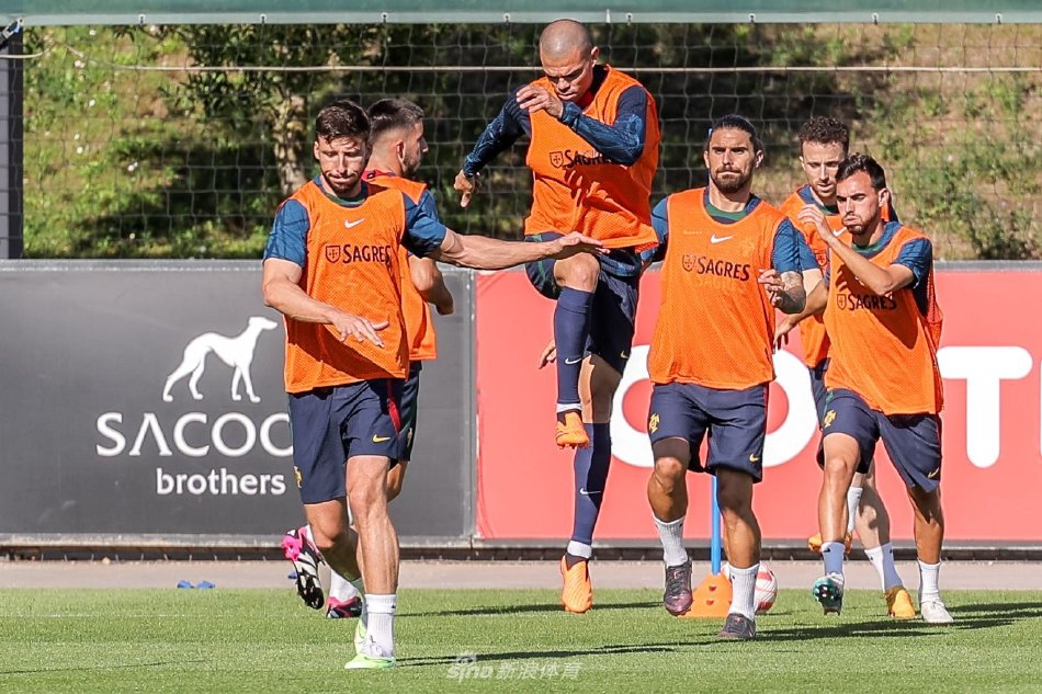 C罗与年轻队友进行一对一对抗练习，他正用身体护住皮球，展现了宝刀未老的核心力量与技巧。