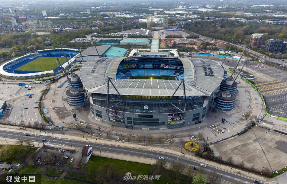 曼城球员在赛场上拼抢，他们的每一场胜利与荣耀，此刻都等待着历史的最终裁决。