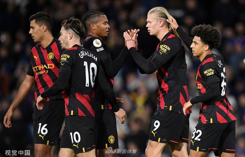 利兹联球员带球突破，曼城防守球员紧追不舍，双方在边线展开速度对决