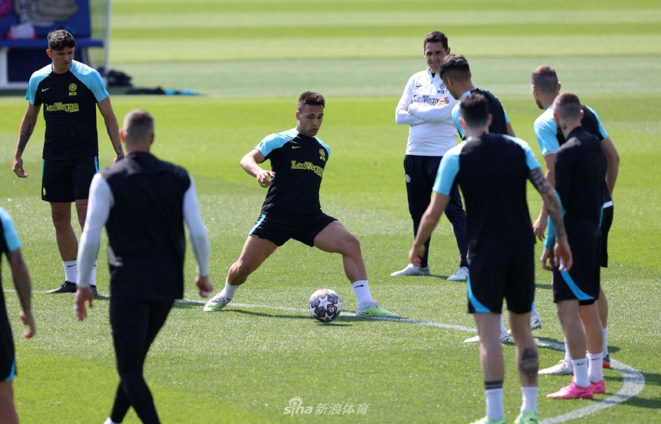 训练间隙，哲科与恰尔汉奥卢并肩行走交流，两位经验丰富的老将正在分享彼此对比赛的看法