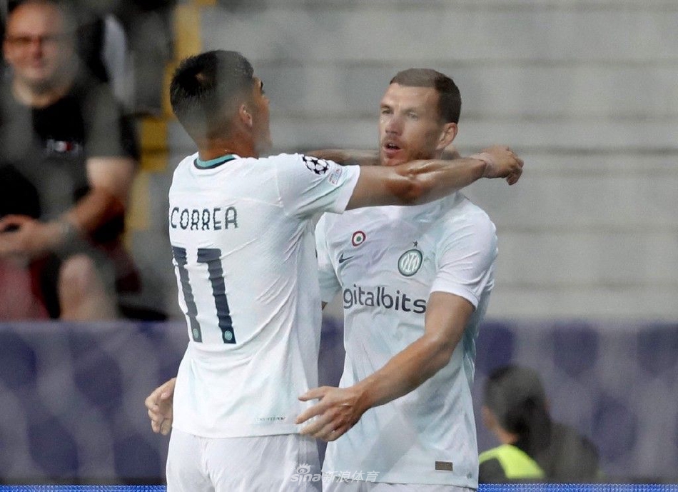 国际米兰球员进球后张开双臂奔向角旗区疯狂庆祝，队友们从后方飞奔而来准备相拥