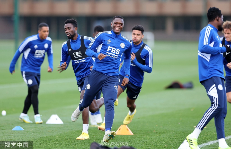 发布会现场灯光聚焦，莱斯特城将帅面对媒体镜头神情严肃，他们清楚接下来的比赛是对球队状态和实力的严峻考验。