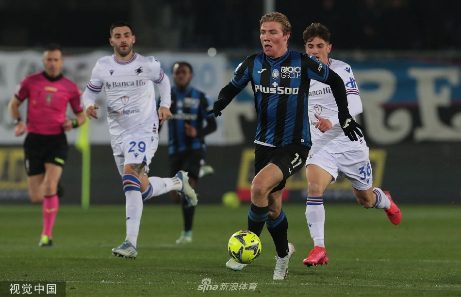 进球功臣梅勒跃起头球攻门瞬间，姿势舒展有力，目光紧紧锁定飞来的皮球。