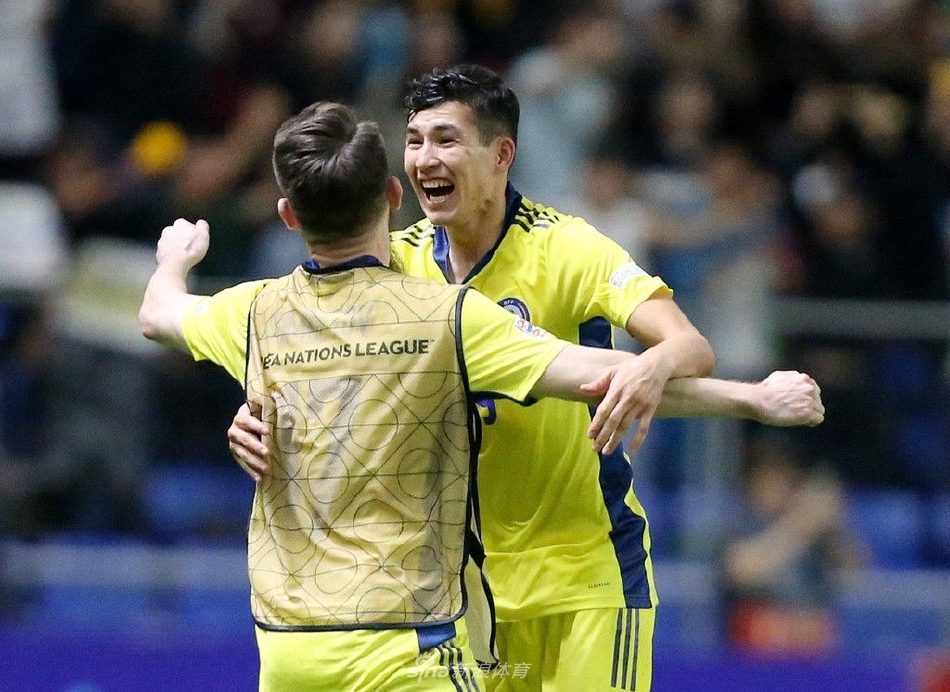 哈萨克斯坦球员打入反超进球瞬间，他张开双臂怒吼着奔向场边，身后是颓然跪地的白俄罗斯门将，激情与落寞形成鲜明对比。
