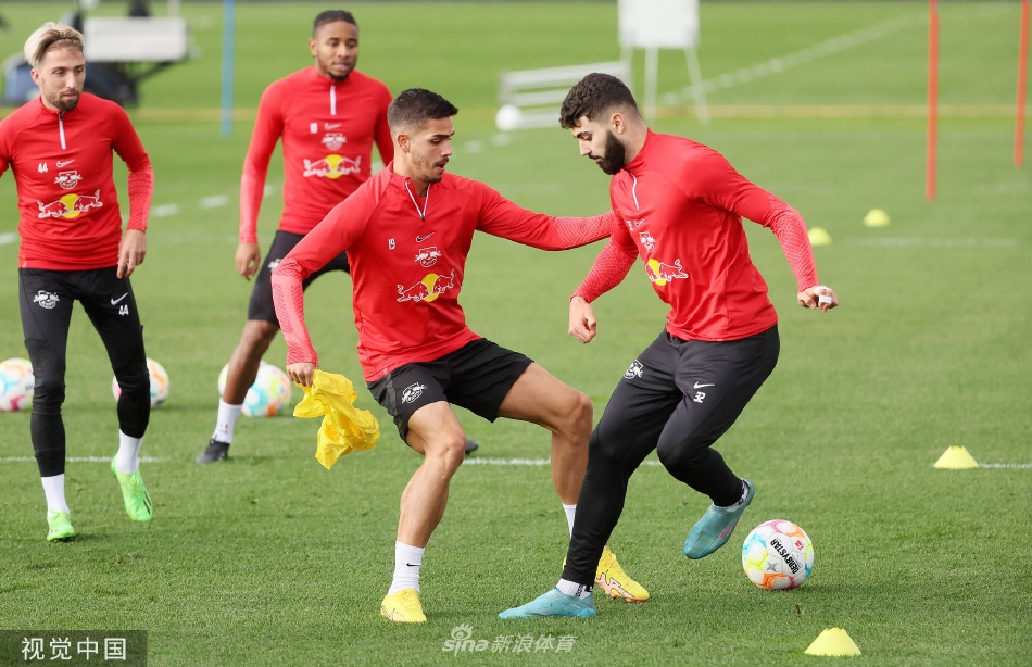 全景俯瞰训练场，球员们分散在不同区域进行专项练习，画面构图严谨，展现了俱乐部现代化、专业化的训练体系。