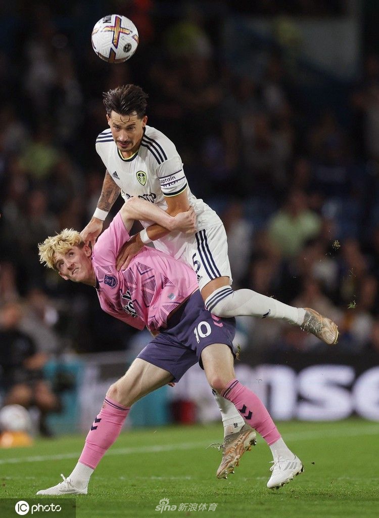 终场哨响，双方球员相互握手致意，既有竞技比拼的激烈，也展现体育精神的风度