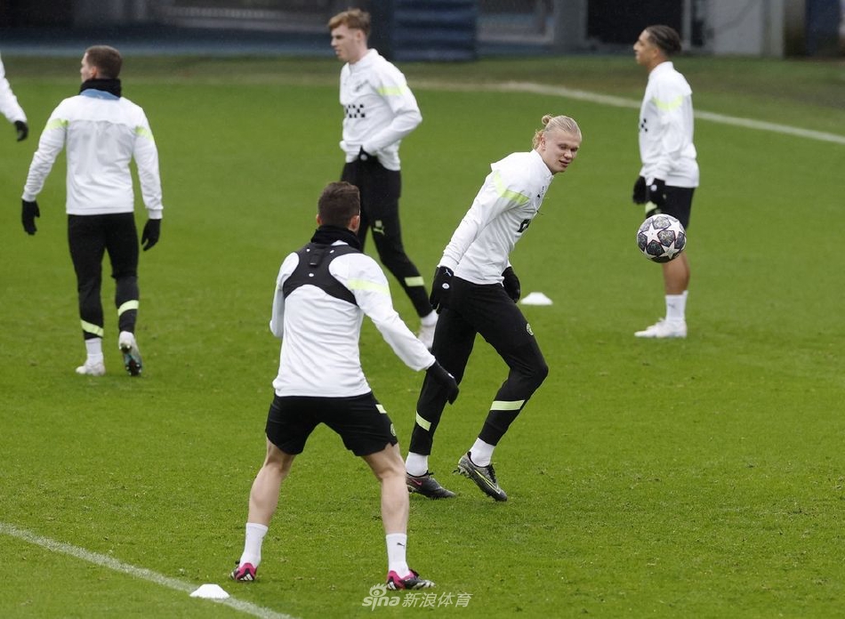 哈兰德在训练中展现标志性冲刺，速度快如闪电，身影在绿色草皮上划过一道蓝色魅影，彰显其作为锋线杀手的巨大威慑力。