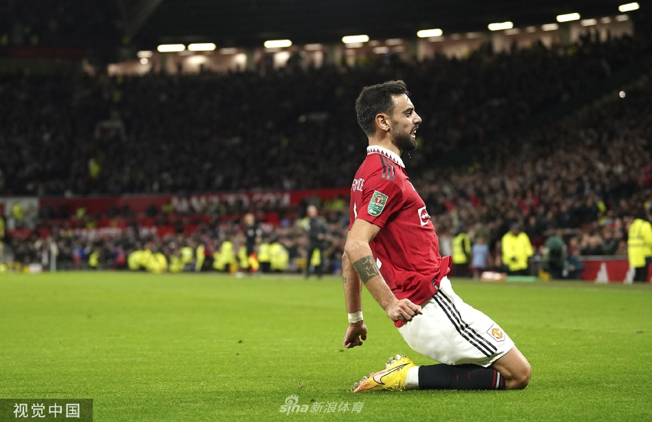 拉什福德进球后张开双臂奔向角旗区庆祝，背景中是垂头丧气的维拉后卫，这一刻他是老特拉福德当之无愧的英雄。