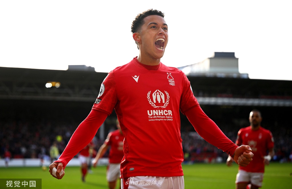 利兹联球员在森林禁区混战中一记头球攻门稍稍偏出立柱，森林后卫与门将惊出一身冷汗，场面一度窒息。