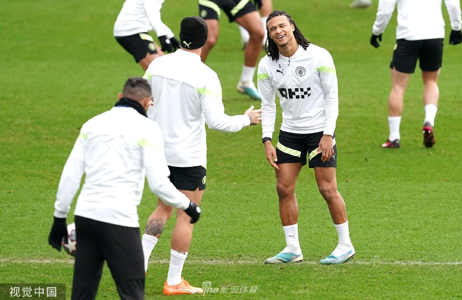 训练结束后球员进行放松恢复，夕阳下身影拉长尽显团队温情时刻