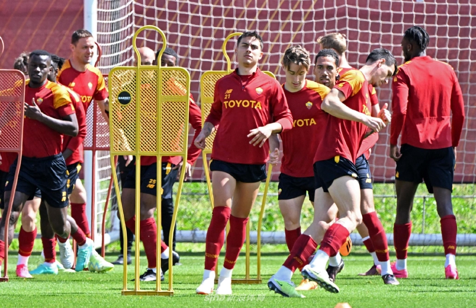 全队围成一圈进行战术部署，穆里尼奥在中心用手势激昂讲解，球员们凝神静听，这一刻，团队的力量与共同的信念被凝聚到顶点。