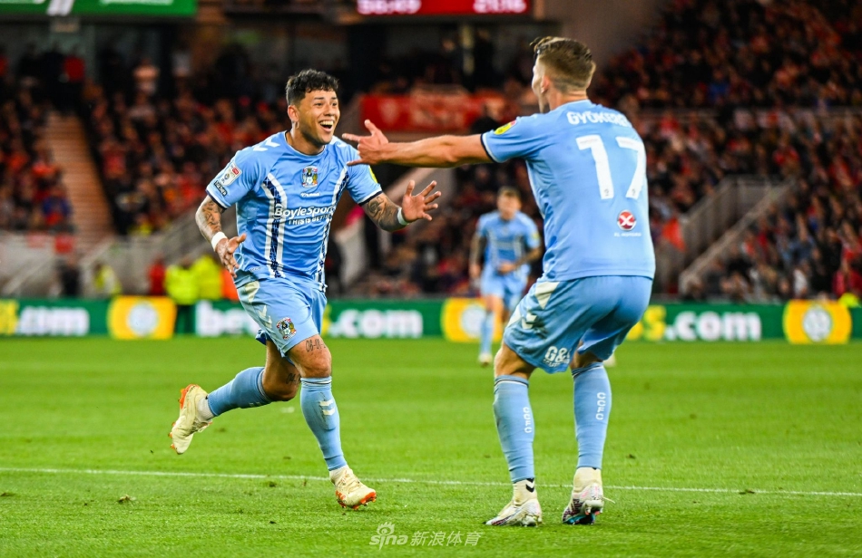 比赛前，河畔球场座无虚席，双方球迷用旗帜与歌声将看台化为硝烟弥漫的战场，迎接即将到来的生死决战。