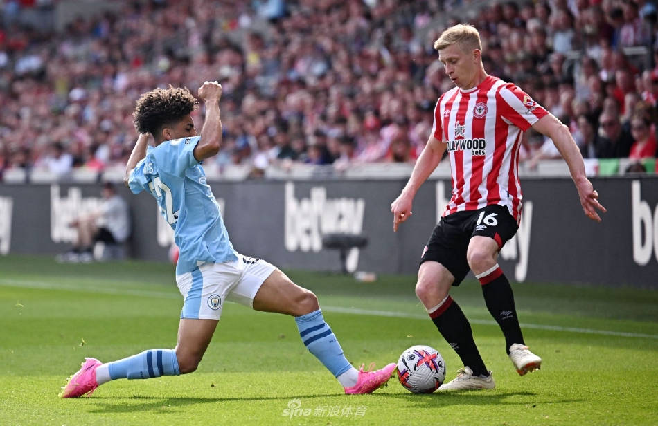 布伦特福德主帅托马斯·弗兰克振臂高呼，眼神中闪烁着智慧与坚定，他是这支铁军背后的总设计师