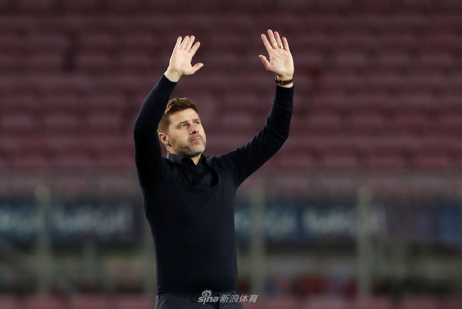 波切蒂诺与俱乐部高层一同展示印有自己名字的切尔西主场球衣，象征着双方对未来合作的共同承诺与期待。