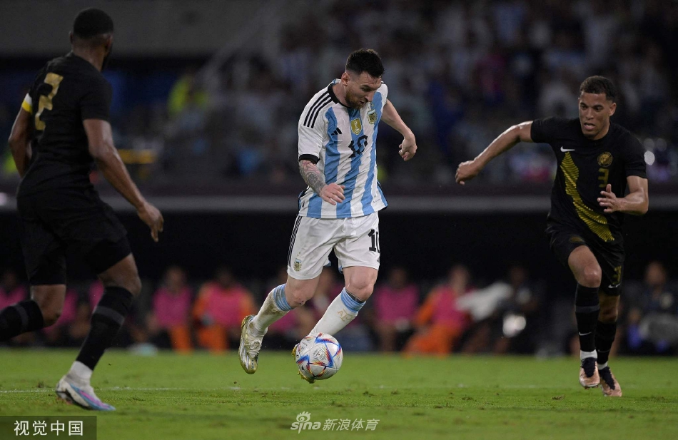 阿根廷队球员围成一圈相互鼓励，梅西在中心与每一位队友击掌，展现出强大的团队凝聚力