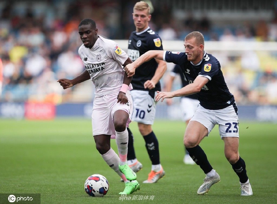 比赛结束后，米尔沃尔球员携手走向主场看台，向始终呐喊助威的球迷们致谢