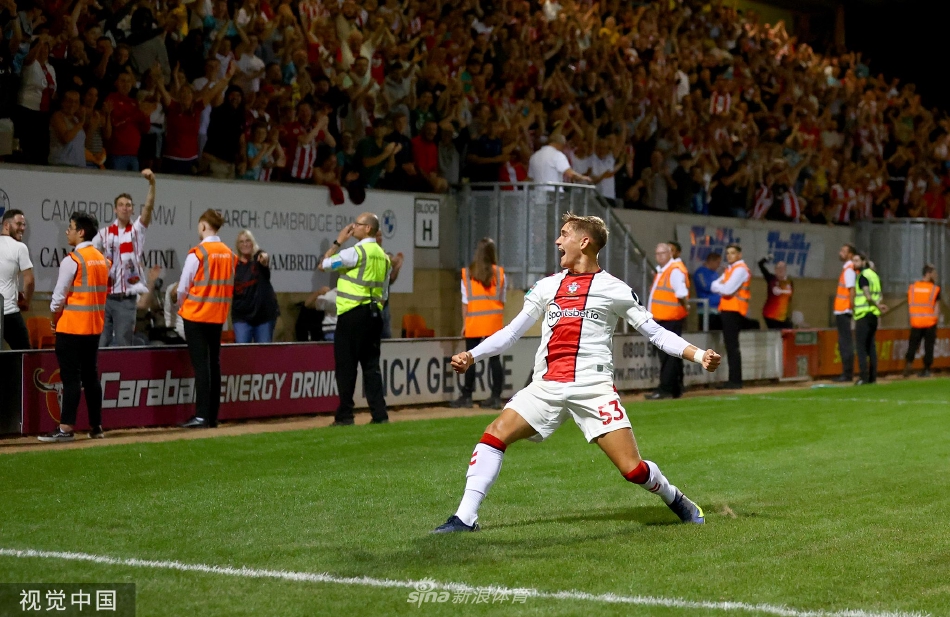 剑桥联门将飞身侧扑，奋力挡出南安普敦一记势大力沉的射门，水花与草屑在空中飞扬，瞬间凝固了攻防对决的紧张与激烈。