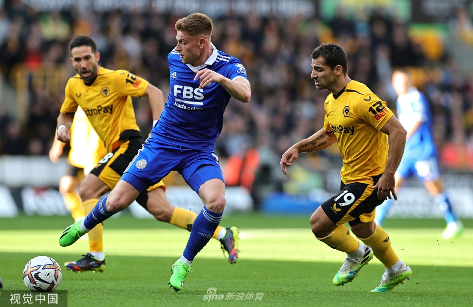 老将瓦尔迪打进赛季首球后激动怒吼，双手指天庆祝，背景中可以看到失望的主场球迷正在提前退场。