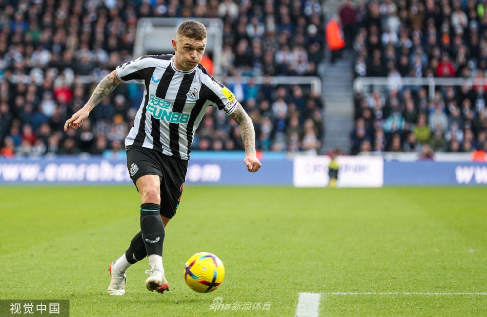 圣马克西曼边路灵动突破，彩虹过人技巧惊艳全场，富勒姆后卫被晃得失去重心，球场瞬间响起惊呼与掌声。