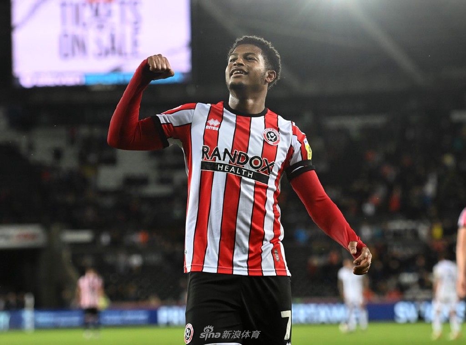 斯旺西前锋在谢联后卫紧密盯防下强行起脚射门，皮球划过门前，守门员飞身扑救惊出一身冷汗。