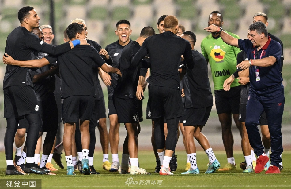 门神凯洛尔·纳瓦斯在训练中全神贯注地飞身扑救，他的眼神锐利如鹰，是哥斯达黎加防线前最令人安心的磐石。