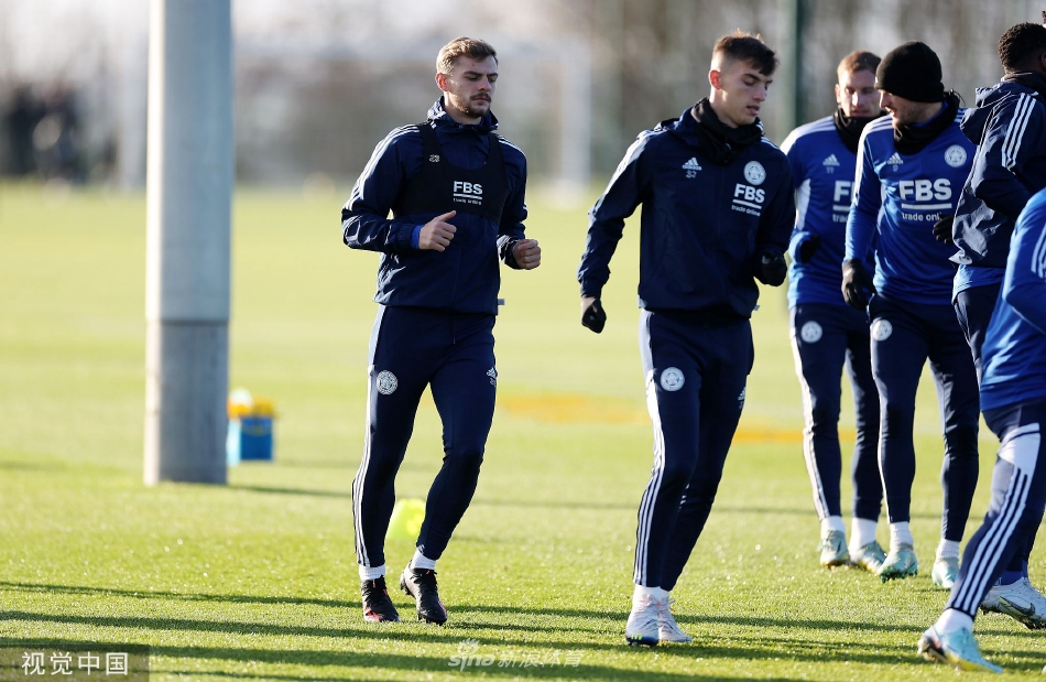 两名球员在绿茵场上激烈拼抢，足球在脚下纠缠展现竞技的力与美