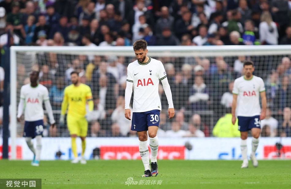 比赛开场哨响，热刺与纽卡斯尔联球员在中场展开激烈拼抢，球场气氛瞬间被点燃