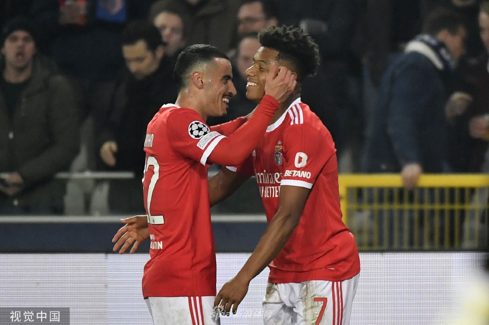 安东尼奥·席尔瓦高高跃起，力压布鲁日前锋，将传中球顶出危险区域