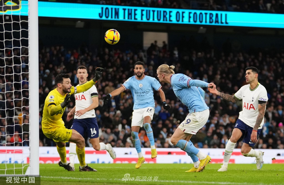 哈兰德高高跃起力压热刺后卫，将球狠狠顶入网窝，标志性的霸气庆祝动作宣告超级射手归来。