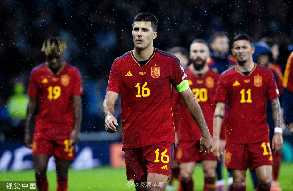 麦克托米奈凌空抽射瞬间，身体姿态舒展有力，皮球直窜球门死角。