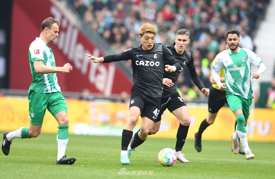 弗赖堡球员罗兰·绍洛伊在禁区外迎球怒射，皮球如出膛炮弹般直挂球门死角。