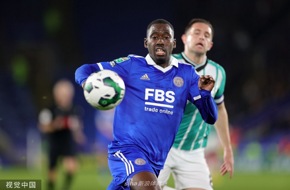 瓦尔迪在进球后张开双臂，面向看台激情庆祝，王权球场的灯光将他坚定的身影照亮。