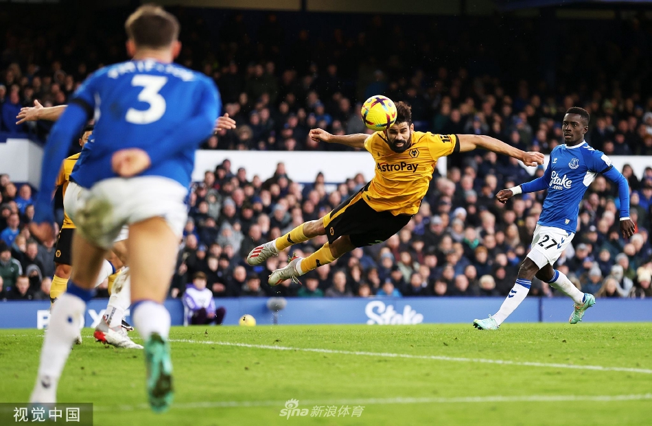 埃弗顿门将绝望扑救瞬间，身体完全舒展却未能触到皮球，眼神中写满了不甘与失落。