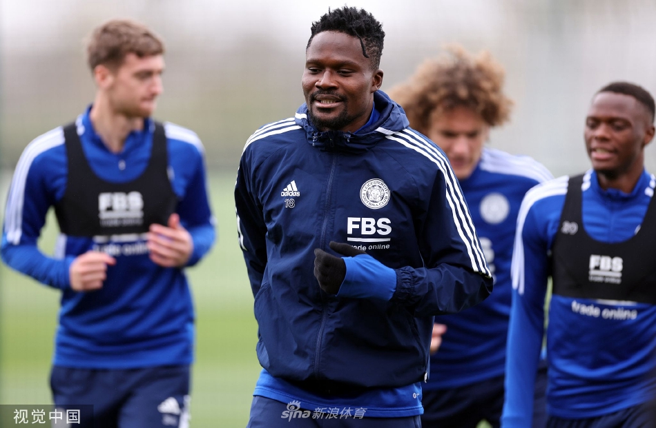 黄昏时分全队围圈鼓舞士气，金色余晖洒在蓝色战袍上闪耀着荣耀之光