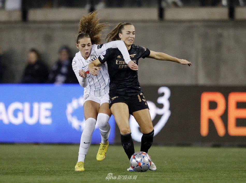 阿森纳的日本前锋岩渊真菜在攻入球队第九球后，面露微笑与助攻者凯特琳·福德击掌庆祝，背景是已经放弃抵抗的苏黎世门将。