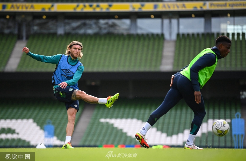 罗比·布拉迪主罚点球前深吸一口气，全场寂静，他的眼神中凝聚着将球队从悬崖边拉回的决心。