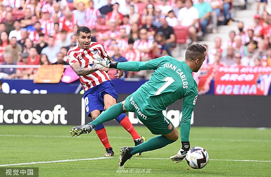 马竞球员赛后紧紧相拥，庆祝这场来之不易的胜利