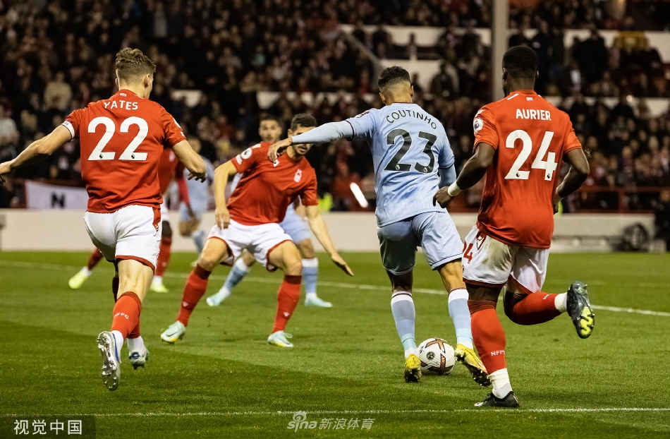 诺丁汉森林与阿斯顿维拉球员在比赛中激烈拼抢，双方在中场展开寸土不让的争夺，身体对抗极为激烈。