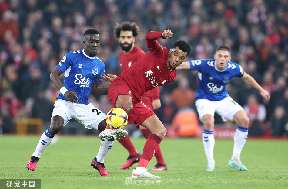 加克波打入利物浦生涯首球后激动张开双臂飞奔，脸上洋溢着难以置信的喜悦与释放