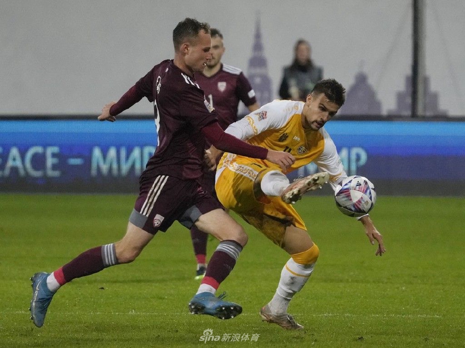 拉脱维亚门将飞身侧扑，单手将摩尔多瓦一记势大力沉的射球托出横梁，动作舒展如展翅大鹏。