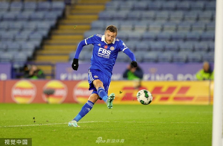 比赛结束后，莱斯特城球员走向看台感谢主场球迷的支持，看台上是一片欢腾的蓝色海洋。