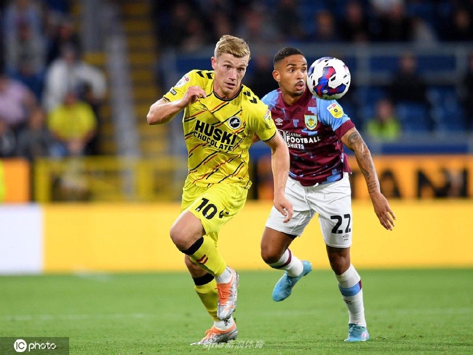 伯恩利前锋罗德里格斯破门瞬间，他张开双臂激情奔跑庆祝，身后是目瞪口呆的米尔沃尔门将和后卫