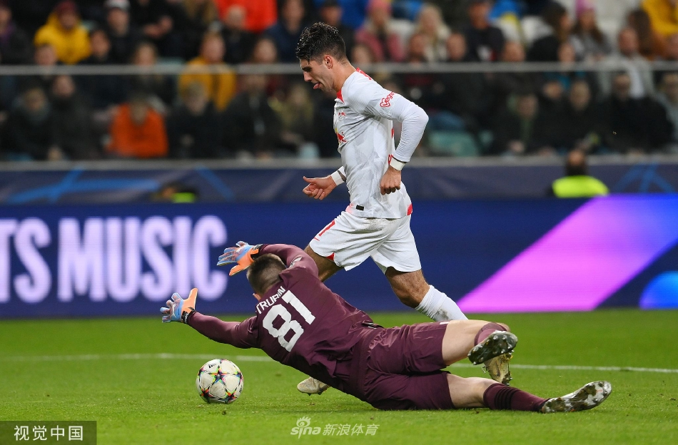 矿工门将特鲁宾在门线前飞身跃起，单掌将莱比锡球员一记势大力沉的头球攻门托出横梁