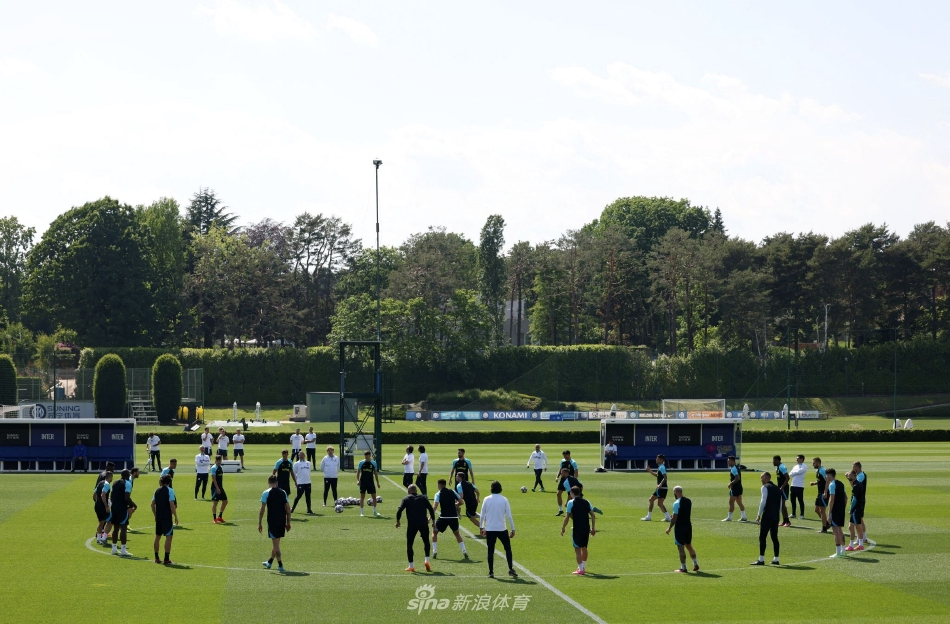 阿切尔比在训练中精准卡位防守，展现出了后防领袖的沉稳与果断