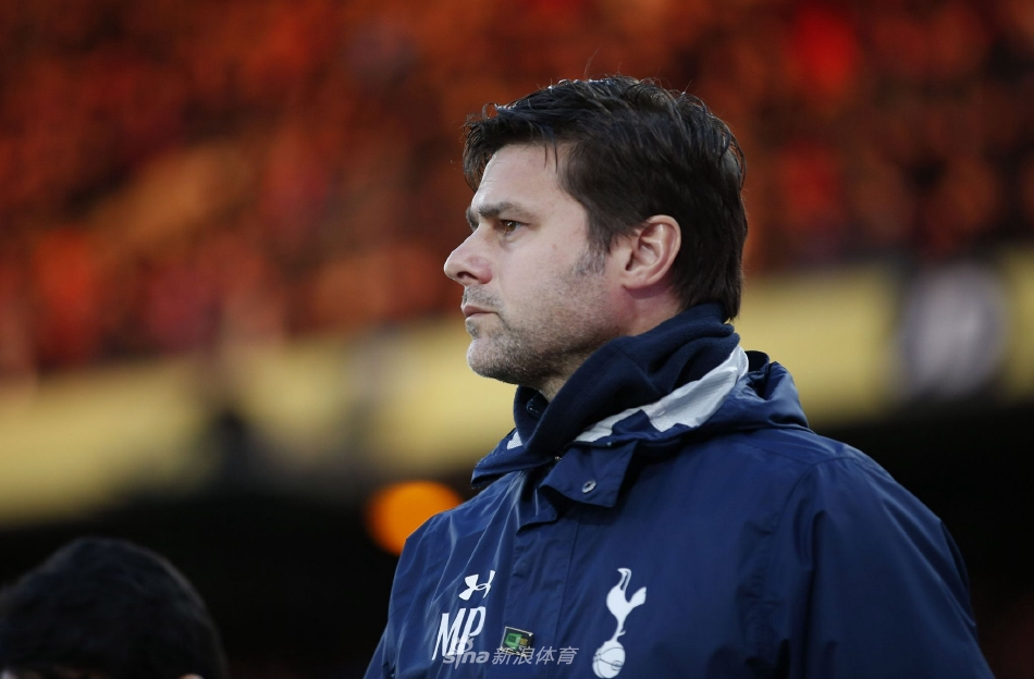 波切蒂诺站在场边指挥比赛，神情凝重但目光如炬，斯坦福桥的球迷看台构成了他执教主场的宏大背景。