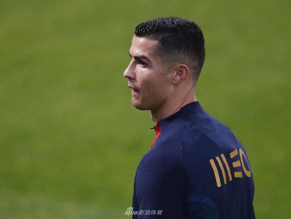 C罗在训练中与年轻队友若昂·菲利克斯捂嘴密语，老将与新星之间传承着战术与经验