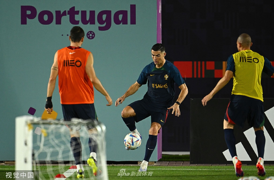 夕阳下的训练场全景，球员们的身影被拉长，画面宁静而富有力量感，预示着征程的开始