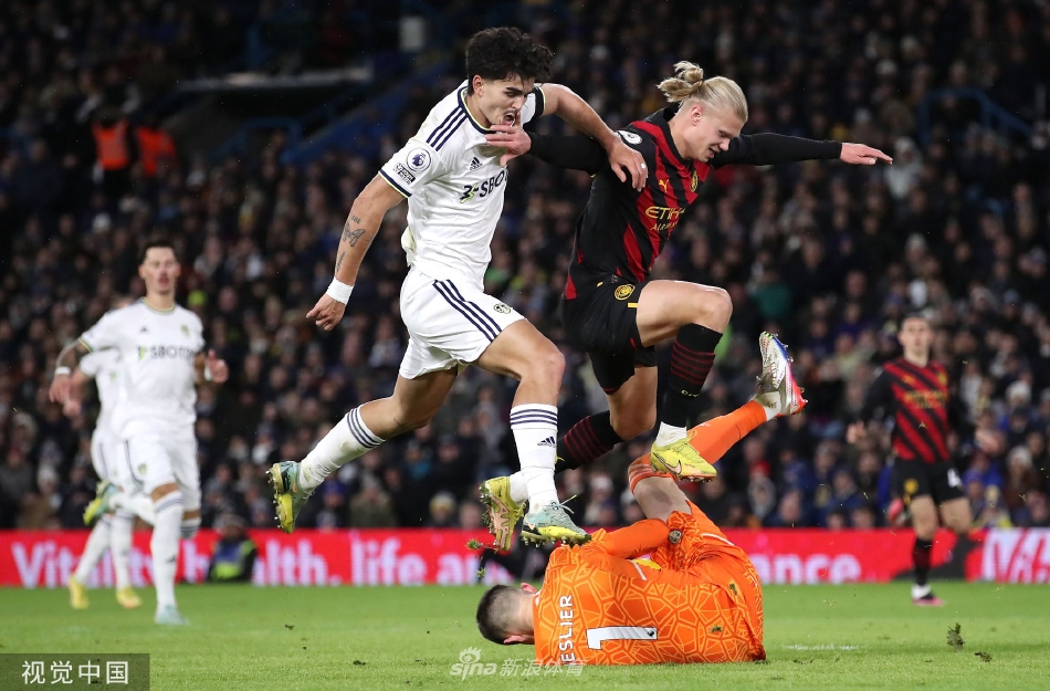 利兹联门将飞身扑救，指尖勉强触到皮球，与进球差之毫厘