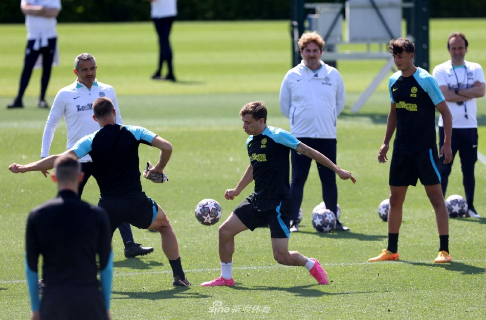 国米队员进行高强度分组对抗训练，迪马尔科高速带球突破，攻防转换节奏极快